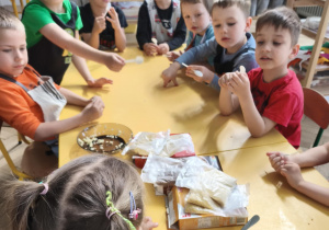Dzieci poznają różne gatunki kasz