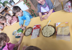 Dzieci poznają różne gatunki kasz