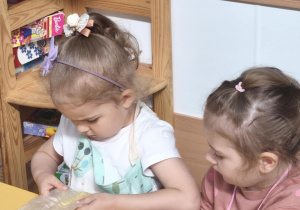 Dzieci poznają różne gatunki kasz