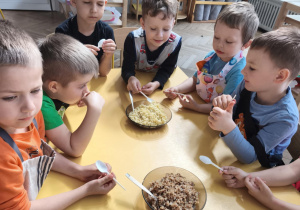 Dzieci poznają różne gatunki kasz