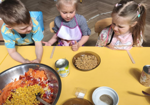 Dzieci kroją produkty na sałatkę