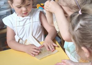 Dzieci poznają różne gatunki kasz