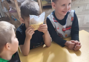 Dzieci poznają różne gatunki kasz
