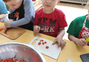 Dzieci kroją produkty na sałatkę