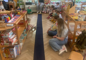 Zdjęcie przedstawia rozwiniętą wstęgę.