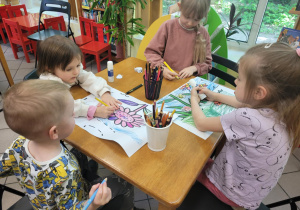 Zdjęcie przedstawia dzieci wykonujące pracę plastyczną.