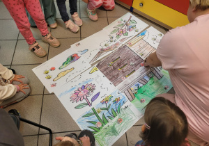 Zdjęcie przedstawia dzieci wykonujące pracę plastyczną.