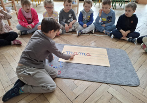 chłopiec układa wyraz mama