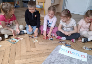 dzieci oglądają zdjęcia rodziców