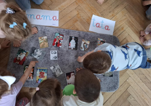 dzieci oglądają zdjęcia rodziców