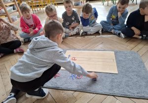 chłopiec układa wyraz tata