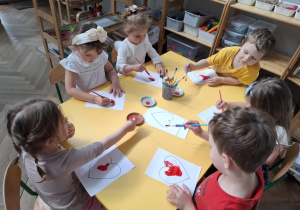 dzieci malują farbami