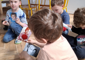 dzieci oglądają zdjęcia rodziców
