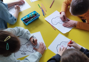 Na zdjęciu widzimy dzieci, które kolorują zwierzęta zamieszkujące Afrykę.