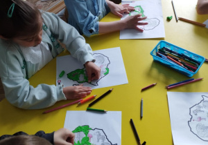 Na zdjęciu widzimy dzieci, które tworzą pracę plastyczną z wykorzystaniem plasteliny.