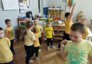 Na zdjęciu widzimy grupkę dzieci tańczącą do piosenki "Taniec Mai".