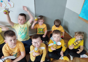 Na zdjęciu widzimy grupkę dzieci, które trzymają w rękach wykonane pszczoły.