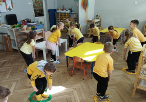 Na zdjęciu widzimy grupkę dzieci, które biorą udział w zabawie "Z kiwatka na kwiatek".