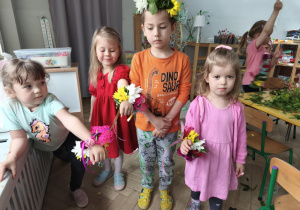Dzieci ze swoimi prezentami dla mam