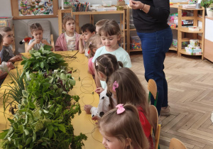 Mama Zosi tłumacząca sposób wykonywania wianków.