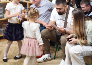 Wręczenie upominków rodzicom i uściski