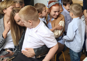 Wręczenie upominków rodzicom i uściski