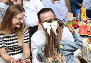 Wręczenie upominków rodzicom i uściski