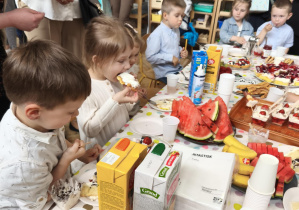 Dzieci jedzące poczęstunek