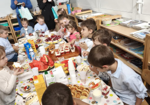 Dzieci jedzące poczęstunek