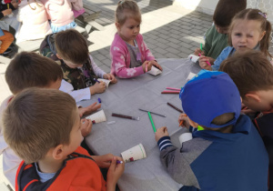 Dzieci ozdabiają wazoniki