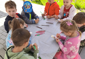 Dzieci ozdabiają wazoniki