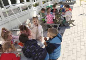 Dzieci ozdabiają wazoniki