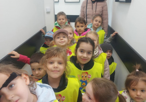 Dzieci ubrane w kamizelki w odwiedzinach w lecznicy