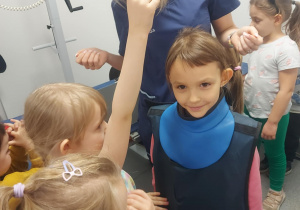 Dziewczynka , która ma na sobie fartuch ochronny RTG