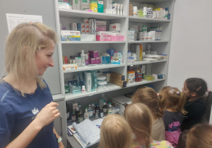 dzieci oglądają pomieszczenie z lekami dla zwierząt