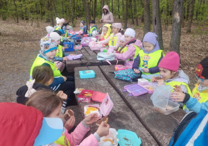 Dzieci jedzą samodzielnie przygotowane drugie śniadanie