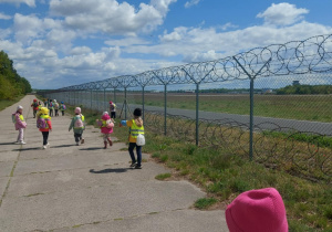 spacer wzdłuż pasa startowego, obserwacja lądowania małych samolotów