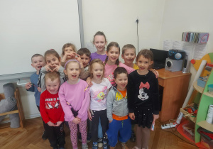 Oliwia z grupą dzieci