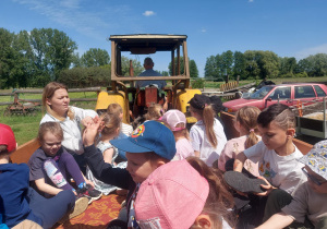 dzieci podczas jazdy traktorem