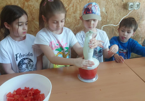 dzieci podczas krojenia pomidorów