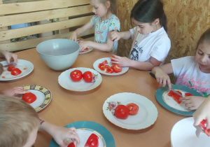 dzieci podczas krojenia pomidorów