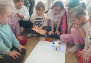 robot podczas wykonywania zaprojektowanej przez dzieci pracy