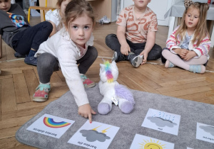 dziewczynka wskazuje burzę na obrazku