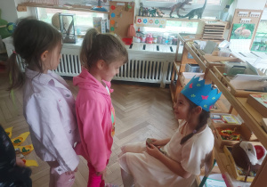 na zdjeciu dzieci składające jubilatce życzenia