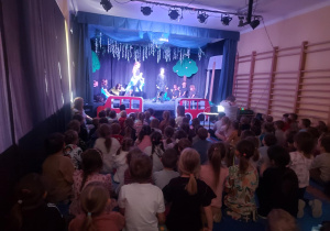 Na zdjęciu dzieci zebrane przed sceną