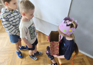 Na zdjęciu widzimy chłopca, który składa życzenia solenizantce.