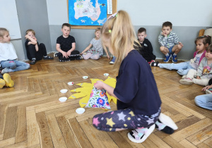 Na zdjęciu widzimy dziewczynkę, która rozkłada koraliki do miseczek oznaczających minione miesiące.