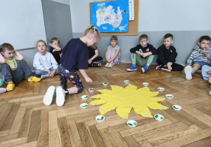 Na zdjęciu widzimy dziewczynkę, która rozkłada koraliki do miseczek oznaczających minione miesiące.