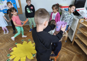 Na zdjęciu widzimy chłopca, który wkłada koronę na głowę solenizantki.