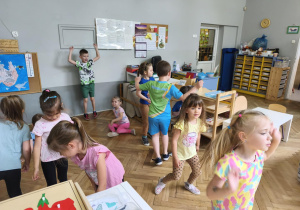 Na zdjeciu widzimy grupkę dzieci, które uczestniczą w zajęciach tanecznych połączonych z elementami Zumby.